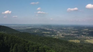 Güzel yaz dağlarının, küçük evlerin, güneşli bir günde yolun insansız hava aracı görüntüleri. Doğa ilhamı. Huzuru sağlıyorum. Arka plandaki kırsal alan dağ manzarası. Turizm ve seyahat tutkusu için durak