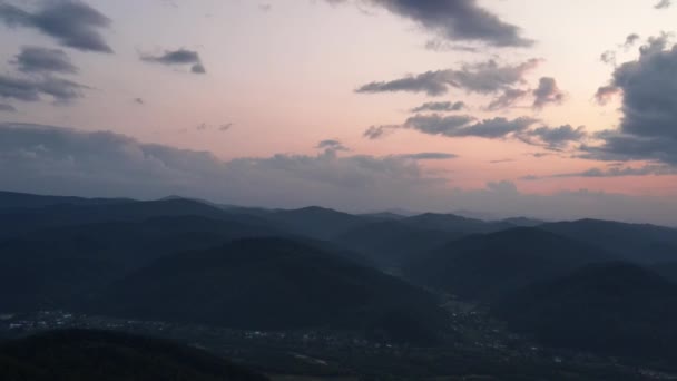 Drohnen Ansicht Des Bewölkten Himmels Und Epischer Berge Bei Erstaunlichem — Stockvideo