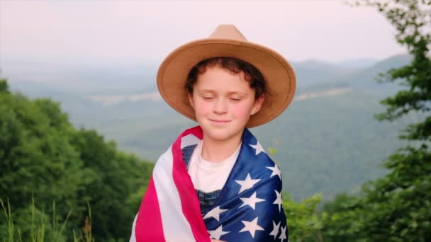 Retrato Niña Preadolescente Sonriente Con Sombrero Con Bandera Americana Orgullosamente — Vídeo de stock
