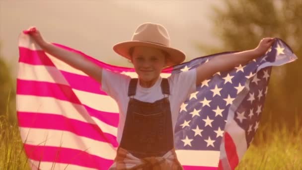 Retrato Alegre Niña Sombrero Con Bandera Americana Orgullosamente Encuentra Fuera — Vídeos de Stock