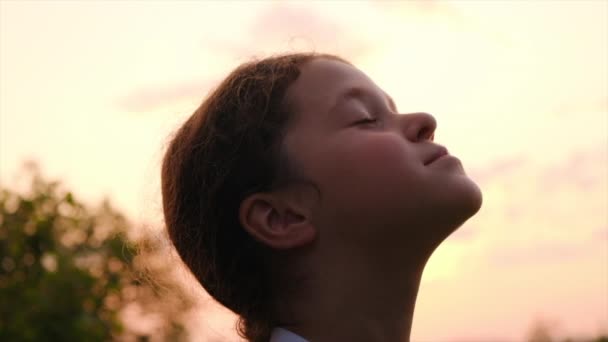 Close Portret Uroczej Dziewczynki Otwiera Oczy Cieszyć Się Spokojną Przyrodą — Wideo stockowe