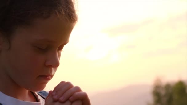 Blisko Dziecka Wyraża Swoją Wiarę Oddanie Przez Modlitwę Zachodzie Słońca — Wideo stockowe