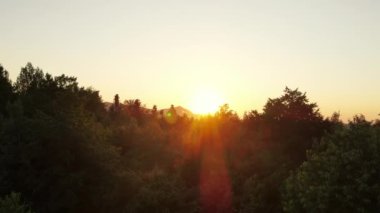 Muhteşem günbatımında ya da gün doğumunda güzel yeşil ormanın ve gökyüzünün insansız hava aracı görüntüleri. Doğa ilhamı. Huzuru sağlıyorum. Dağlar manzaralı. Turizm ve seyahat tutkusu konsepti