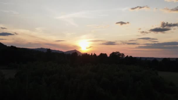 Luchtvlucht Bos Prachtige Majestueuze Bergen Tijdens Warme Zonsopgang Drone Uitzicht — Stockvideo