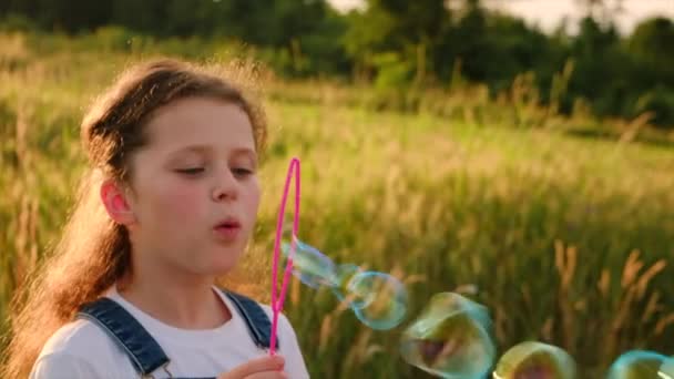 Adorable Niña Preadolescente Que Sopla Burbujas Jabón Hermoso Parque Divertirse — Vídeos de Stock