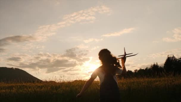 Silhouette Happy Preteen Girl Run Airplane Background Amazing Summer Sunset — Stock Video