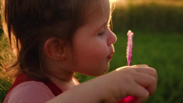 Gros Plan Mignon Petit Enfant Fille Gonfle Bulles Savon Coucher — Video
