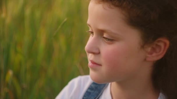 Zbliżenie Szczęśliwej Nastolatki Siedzi Zielonej Trawie Świeżym Powietrzu Ciesząc Się — Wideo stockowe