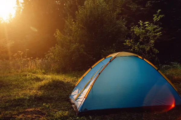 Lieu Camping Inspiration Avec Tente Bleue Lever Soleil Beaux Rayons — Photo