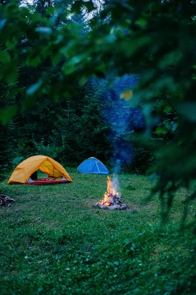 Acogedor Camping Estilo Vida Concepto Aventura Una Cálida Fogata Dos — Foto de Stock
