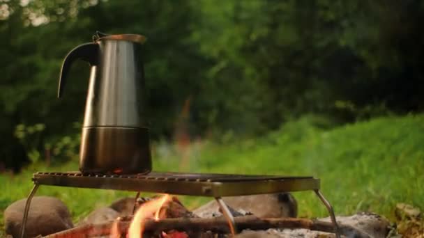 Yeşil Yaz Ormanlarında Gün Doğumunda Günbatımında Kamp Ateşinde Gayzer Kahve — Stok video