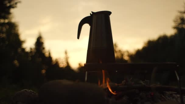 用自然的篝火煮咖啡 露营或在美丽的日出时徒步旅行时生火 营火的地方 灰烬和煤 真正的咖啡准备 积极生活方式概念 — 图库视频影像