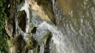 Ulusal parktaki doğal su akışının dikey görüntüsü, koruma altındaki doğal alan veya rezerv. Güçlü dağ suyu akıntısı ya da nehir yaz sonlarında sakin bir günde tepeden aşağı akar. Doğa bileşimi