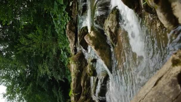 Imagens Verticais Bela Água Rio Montanha Com Corredeiras Pedra Salpicos — Vídeo de Stock