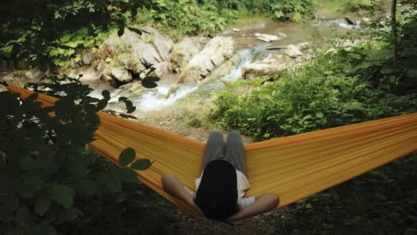 Fata Ani Relaxată Leagă Hamac Galben Lângă Râul Puternic Munte — Videoclip de stoc