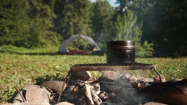 Yanan Kamp Ateşinin Üzerinde Kazan Sıcak Bir Sabahta Arka Plandaki — Stok video