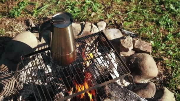 Zbliżenie Robienia Kawy Zewnątrz Ognisku Pięknym Świetle Wschodu Słońca Camping — Wideo stockowe