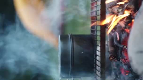Κατακόρυφο Βίντεο Βραστό Νερό Μαύρο Δοχείο Πάνω Από Φωτιά Φόντο — Αρχείο Βίντεο