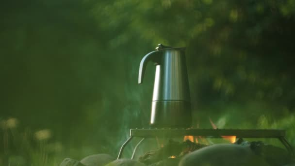 Gejzír Kávovar Nad Ohněm Zeleném Letním Lese Během Teplého Východu — Stock video