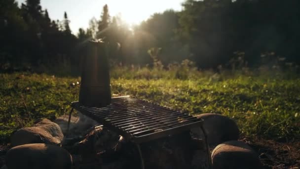 숲에서 파이어에 커피를 만들기 바이브 라이프 스타일 분위기 여름에 파이어 — 비디오