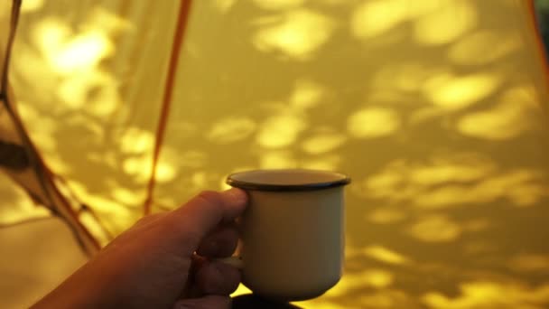 Primer Plano Joven Irreconocible Sosteniendo Una Taza Café Caliente Cálida — Vídeo de stock
