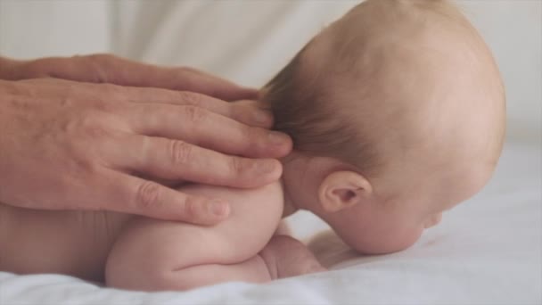 Nahaufnahme Von Unbekannten Fürsorglichen Jungen Vater Gibt Rückenmassage Kleinkind Sohn — Stockvideo