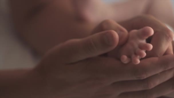 Concentration Sélective Soin Jeune Papa Massages Bébé Pied Couché Sur — Video
