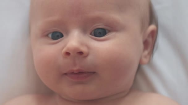 Close Retrato Bebê Recém Nascido Bonito Deitado Sozinho Cama Branca — Vídeo de Stock