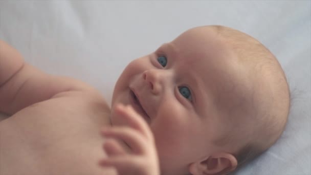 Πορτρέτο Του Χαμογελαστού Χαριτωμένο Νεογέννητο Γιο Ξαπλωμένος Άνετο Λευκό Κρεβάτι — Αρχείο Βίντεο