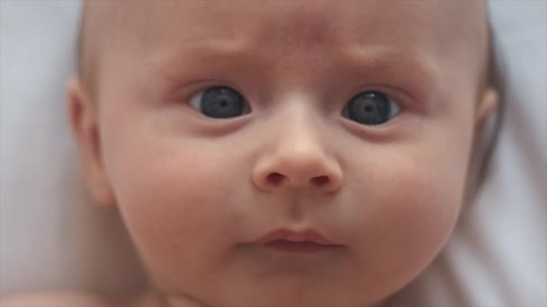 Close Widok Góry Portret Pokojowego Cute Noworodka Biały Chłopiec Ciekawy — Wideo stockowe