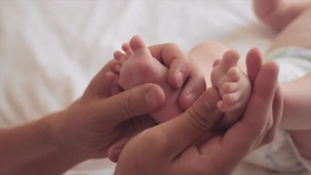 Κοντινό Πλάνο Του Πατέρα Χέρια Δίνοντας Χαλαρωτικό Μασάζ Μικρά Πόδια — Αρχείο Βίντεο