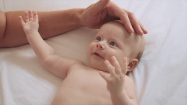 Nieznany Kochający Ojciec Urocze Kilkumiesięczne Dziecko Odpoczywające Razem Materacu Białym — Wideo stockowe