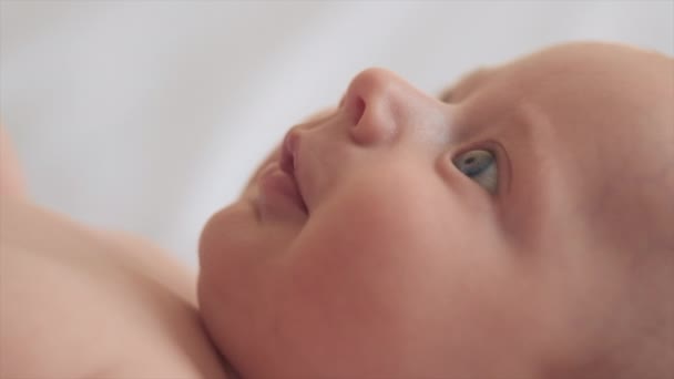 Niedliche Entzückende Kleine Kaukasische Kleinkind Liegt Auf Gemütlichen Weißen Bett — Stockvideo