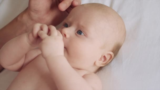 Aranyos Újszülött Fekszik Fehér Kényelmes Ágyban Míg Apa Kezét Simogató — Stock videók