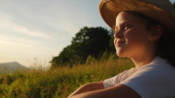 Szczęśliwa Nastolatka Kapeluszu Siedzi Zielonej Trawie Świeżym Powietrzu Ciesząc Się — Wideo stockowe