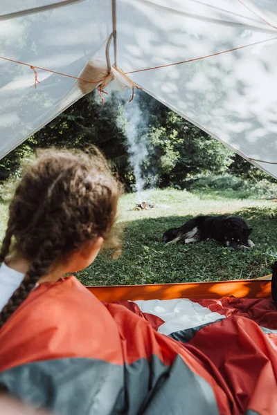 Petite Fille Enfant Assis Dans Tente Camping Près Chien Mignon — Photo