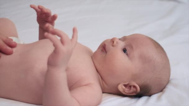 Zbliżenie Rąk Matki Masujących Małe Dziecko Koncepcja Pielęgnacji Skóry Noworodka — Wideo stockowe