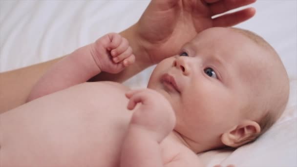 Nieznana Kochająca Matka Urocze Kilkumiesięczne Dziecko Odpoczywające Razem Łóżku Białą — Wideo stockowe