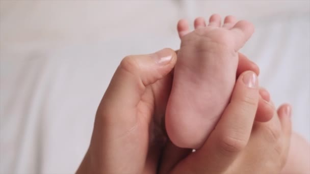 Крупным Планом Неизвестная Мать Массирует Детскую Ногу Лежащую Уютной Кровати — стоковое видео