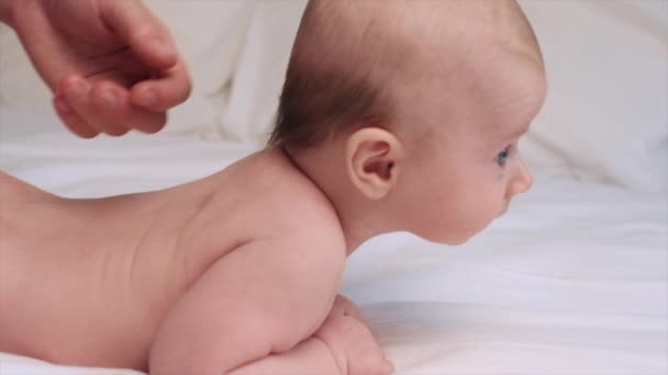 Ismeretlen Gondoskodó Fiatal Anya Vissza Masszázs Kisgyermek Fekszik Kényelmes Ágyban — Stock videók