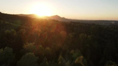 Muhteşem günbatımı ve gündoğumu sırasında güzel yaz dağlarının ve ormanın insansız hava aracı görüntüleri. Gün batımları ufukta alacakaranlık ya da şafak saatlerinde. Huzurlu bir akşam doğa ve kamp havası.