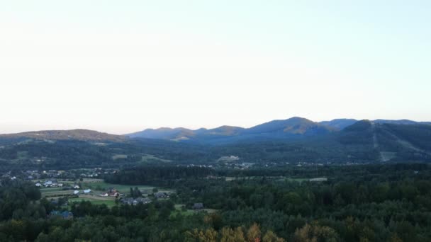 Luchtfoto Van Landschap Bergen Prachtig Groen Bos Tijdens Zonsondergang Landelijk — Stockvideo