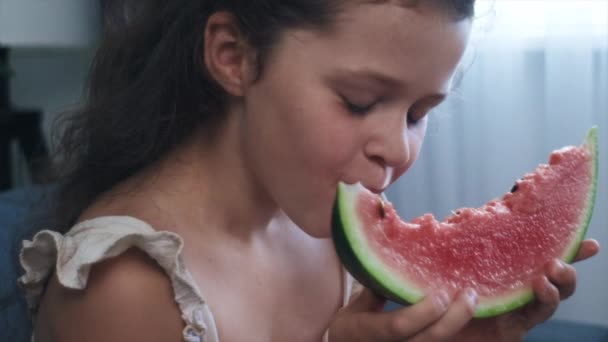 Zbliżenie Nastolatki Jedzącej Owoce Arbuza Siedzącej Wygodnej Kanapie Domu Szczęśliwy — Wideo stockowe