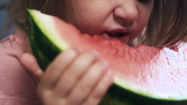 Primer Plano Linda Niña Preescolar Comiendo Fruta Sandía Casa Hermoso — Vídeos de Stock