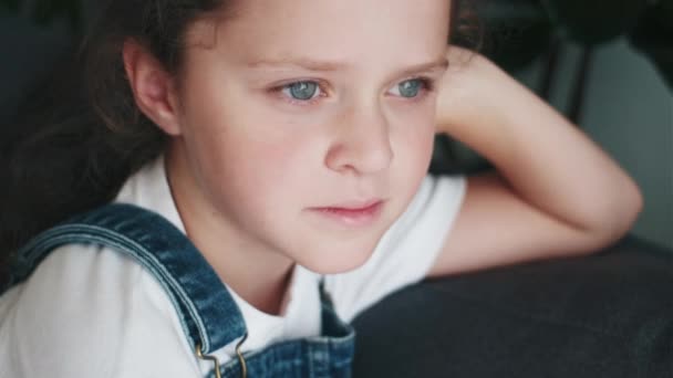 Sakin Esmer Küçük Kızın Portresi Oturma Odasında Tek Başına Oturuyor — Stok video