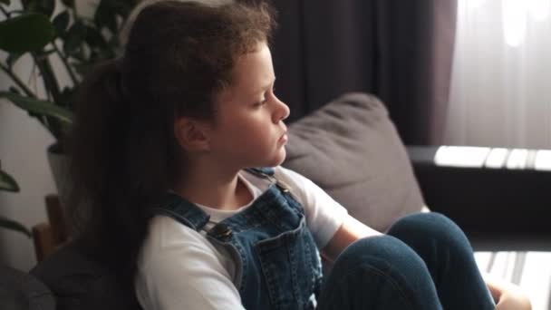 Üzgün Zorbalık Görmüş Küçük Bir Kızın Bakışları Terk Edilmiş Hissediyor — Stok video
