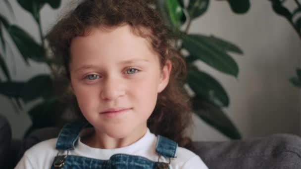 Retrato Cerca Tranquila Niña Linda Con Pelo Largo Adorable Niño — Vídeos de Stock