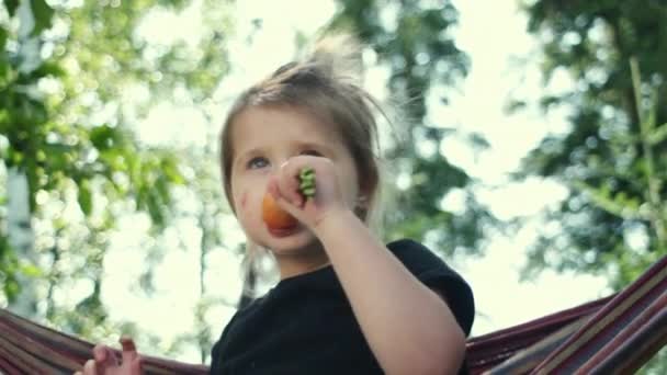 Foco Seletivo Criança Menina Adorável Feliz Sentado Rede Aconchegante Comer — Vídeo de Stock