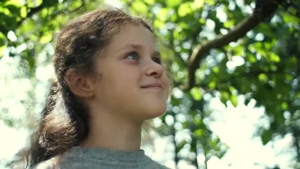 Πορτρέτο Του Γοητευτικό Χαμογελαστό Όμορφο Κοριτσάκι Στέκεται Κοντά Στο Δάσος — Αρχείο Βίντεο