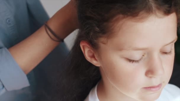 Şefkatli Annenin Şirin Küçük Kızının Saçlarını Taramasını Çocuk Odasında Oturup — Stok video